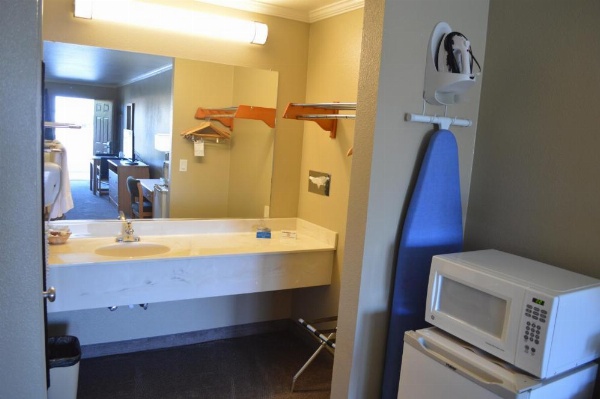 Budget Inn image 9